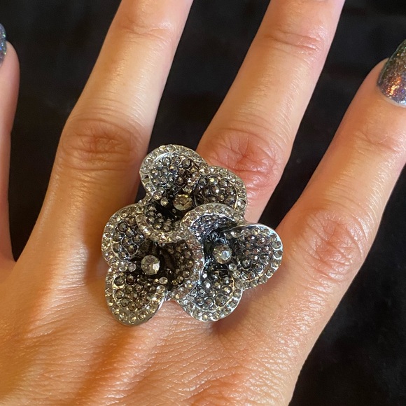 EXPRESS Triple Flower Silver Ring - Picture 4 of 6